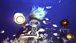 She u/w videgrapher filming little fishes by Alberto Romeo 